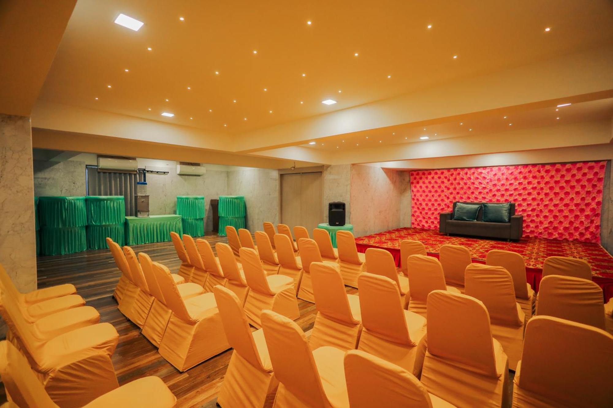 Hotel Everland Rajkot Exterior photo